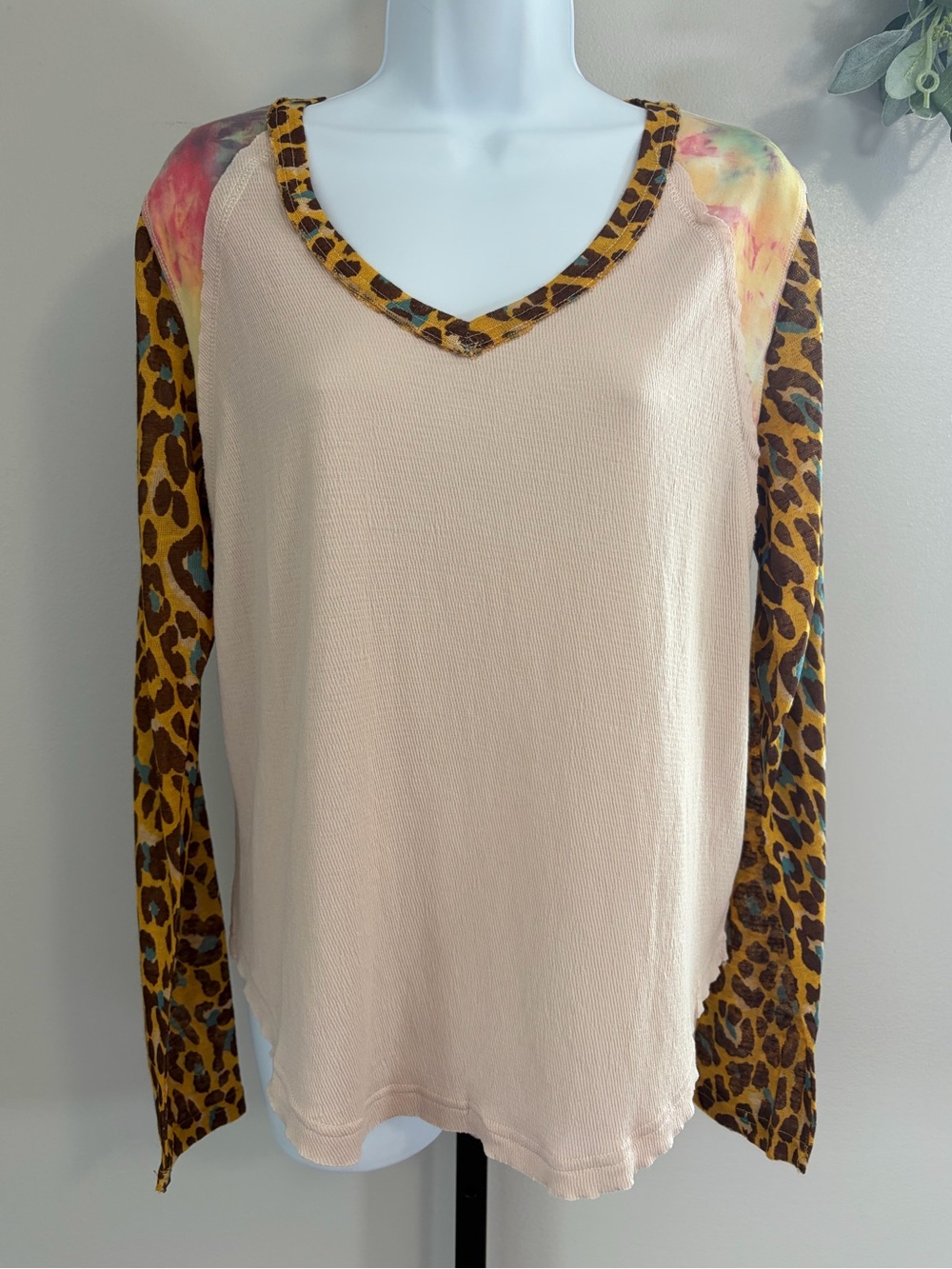 NWT Umgee Cream V-Neck Top with Leopard Print Sleeves & Tie-dye Shoulders